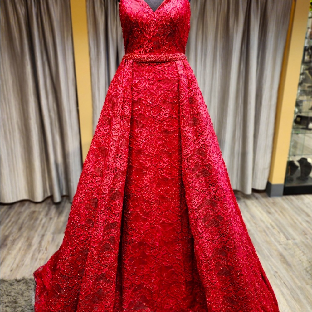 Strapless lace ball gown, spaghetti straps included. Faux detachable skirt